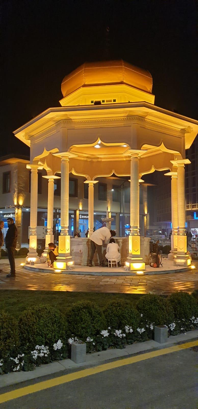 Balıkesir Karesi Tarihi Büyük Şadırvan restorasyonu sonrası mermer mimari görünümü.